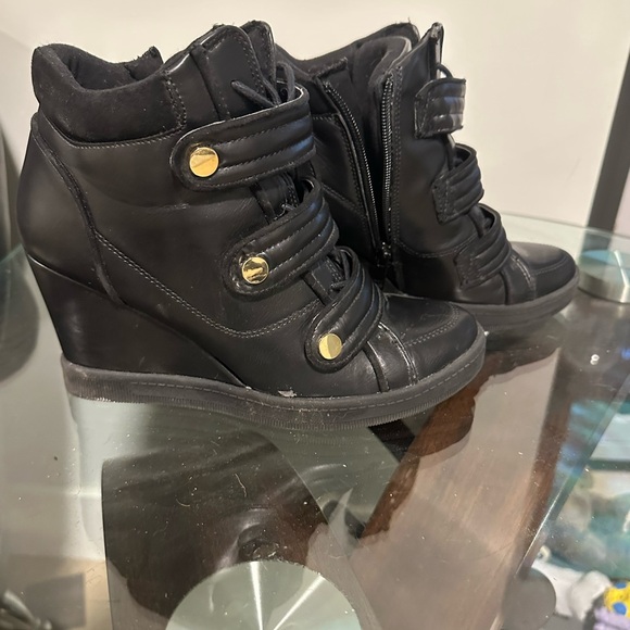 Stylish Black Wedge Ankle Boots - Picture 2 of 4